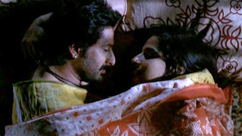 vidya balan hot sexy|Vidya Balan And Arshad Warsi Kissing Scene